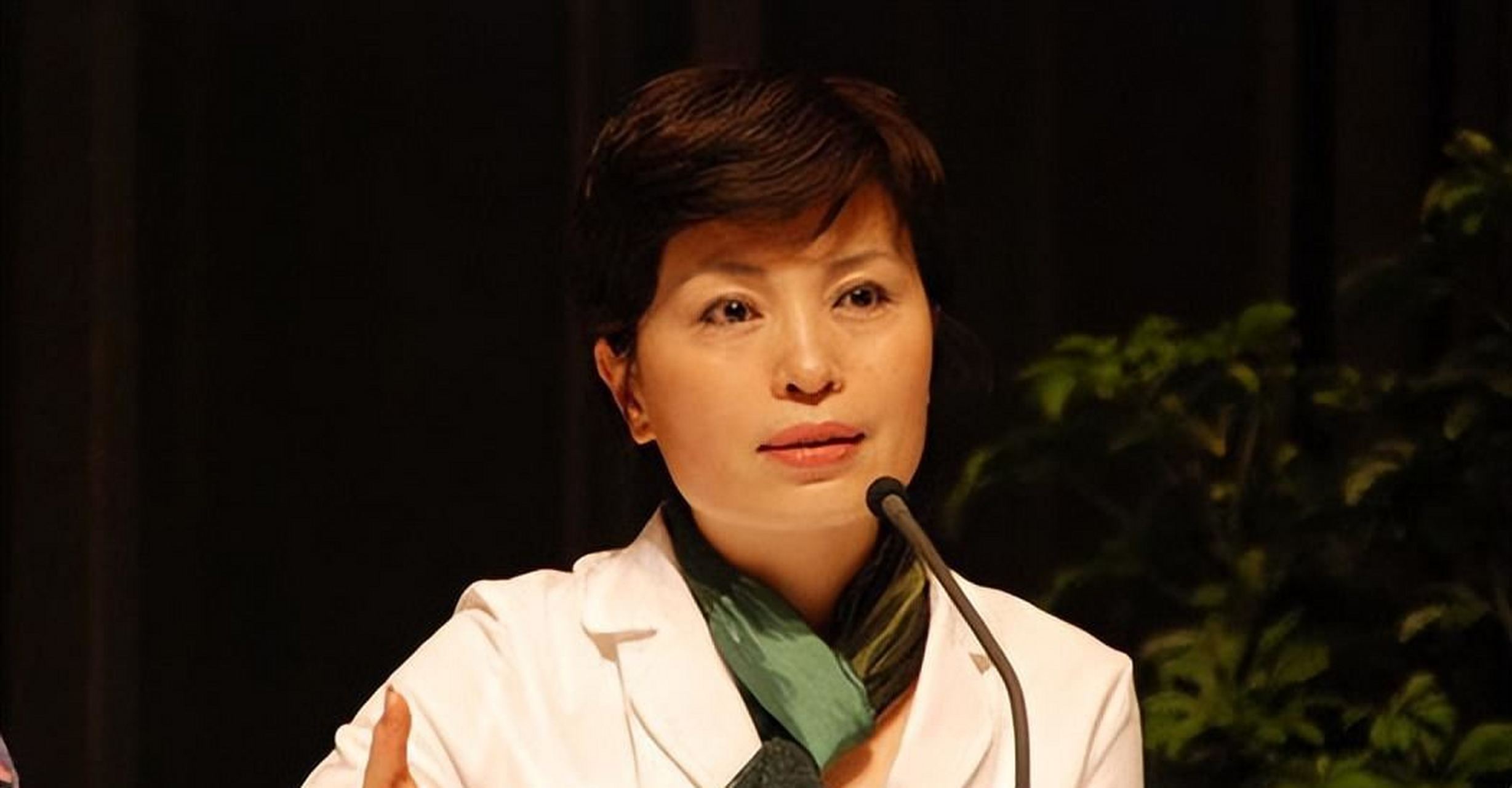 李瑞英是央视《新闻联播》的主持人,她的事业成功背后也有家庭的牵挂.