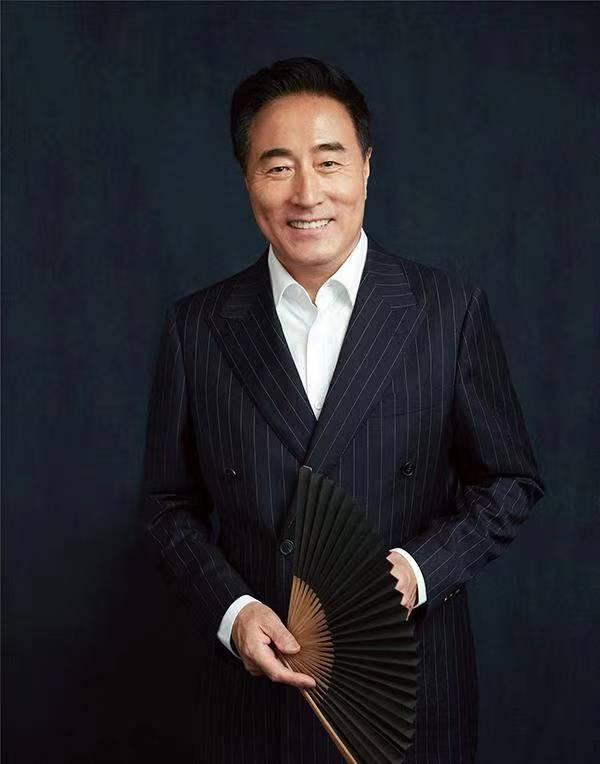 北京人艺演员大比拼:冯远征年过六旬无子,梁冠华实力稳坐台柱子