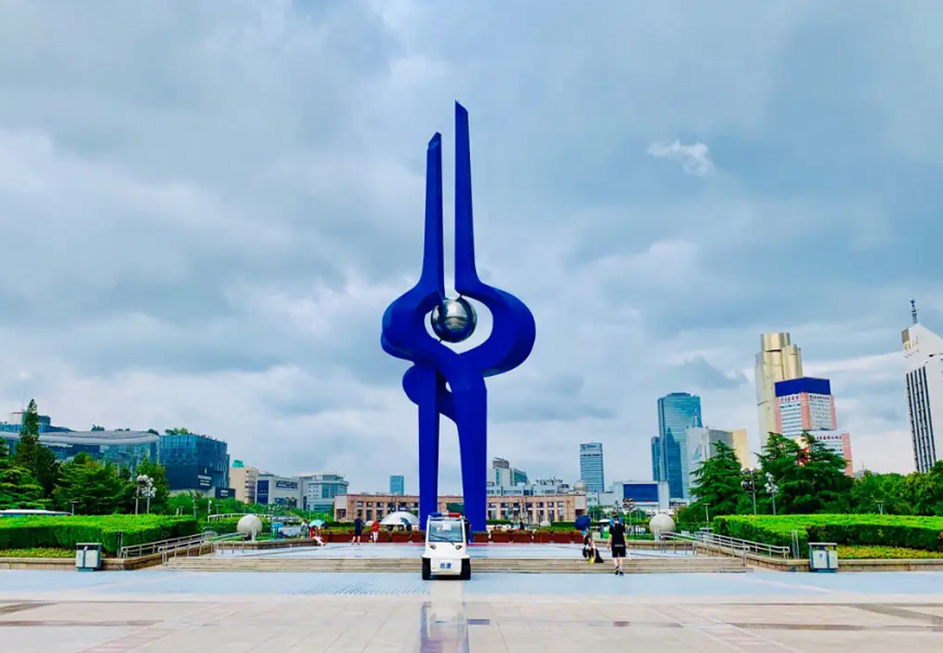 济南,位于山东中部,拥有丰富的历史文化底蕴和独特的自然风光.泉水众