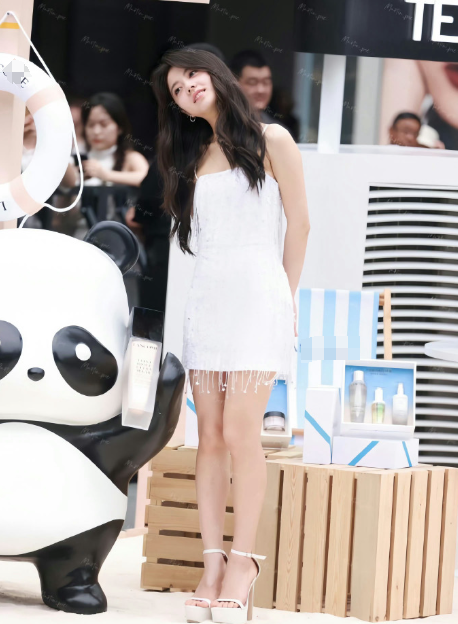 赵今麦蝴蝶结露背短裙亮相,曼妙身姿完美勾勒,香肩美背勾人心魂