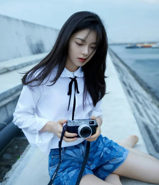 赵今麦蝴蝶结露背短裙亮相,曼妙身姿完美勾勒,香肩美背勾人心魂