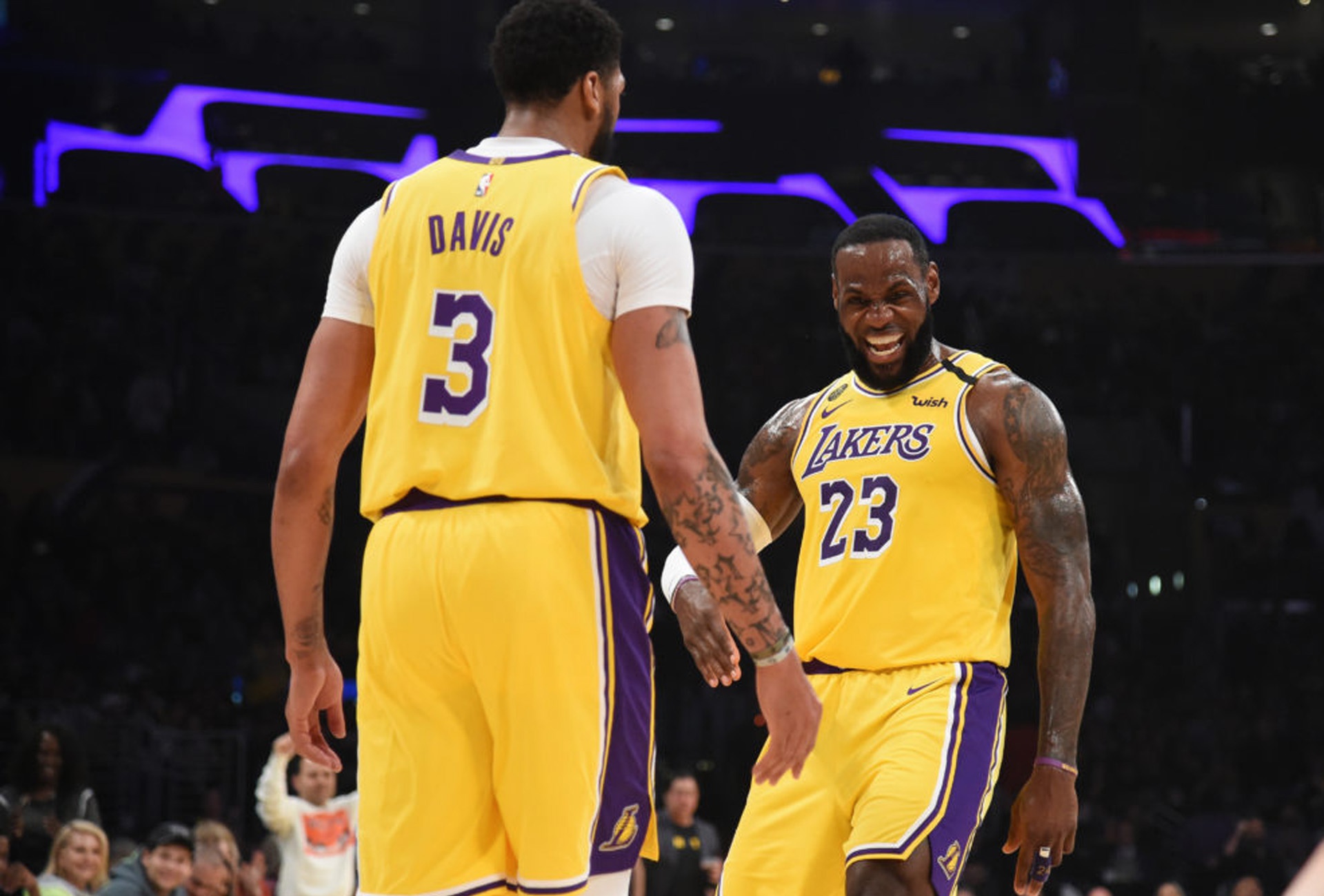 湖人遭连败,尼克斯稳守领先,体育领域创作者分析战局