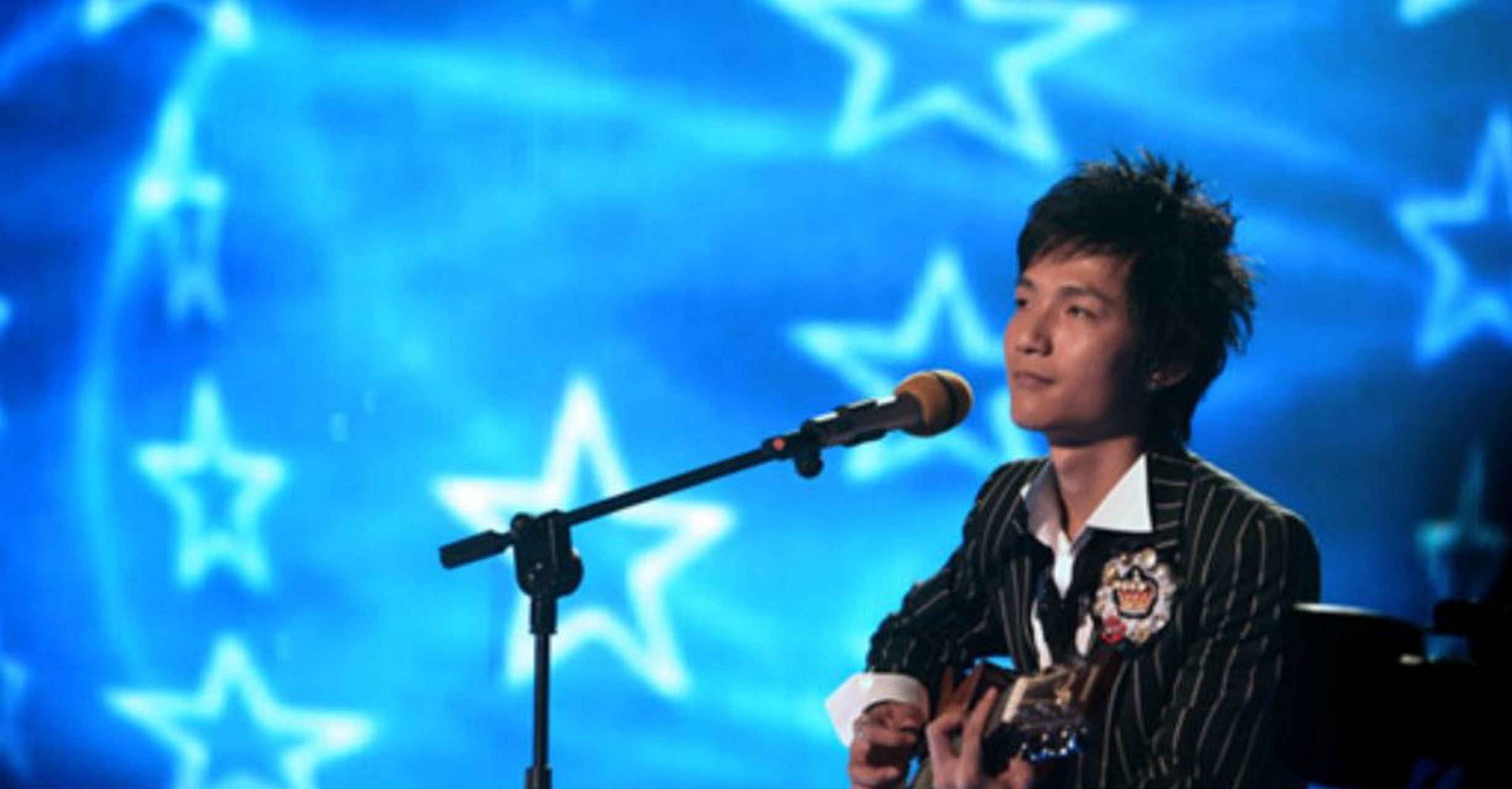 13年前的《快乐男声》冠军陈楚生,凭借才华和坚持成为音乐焦点.