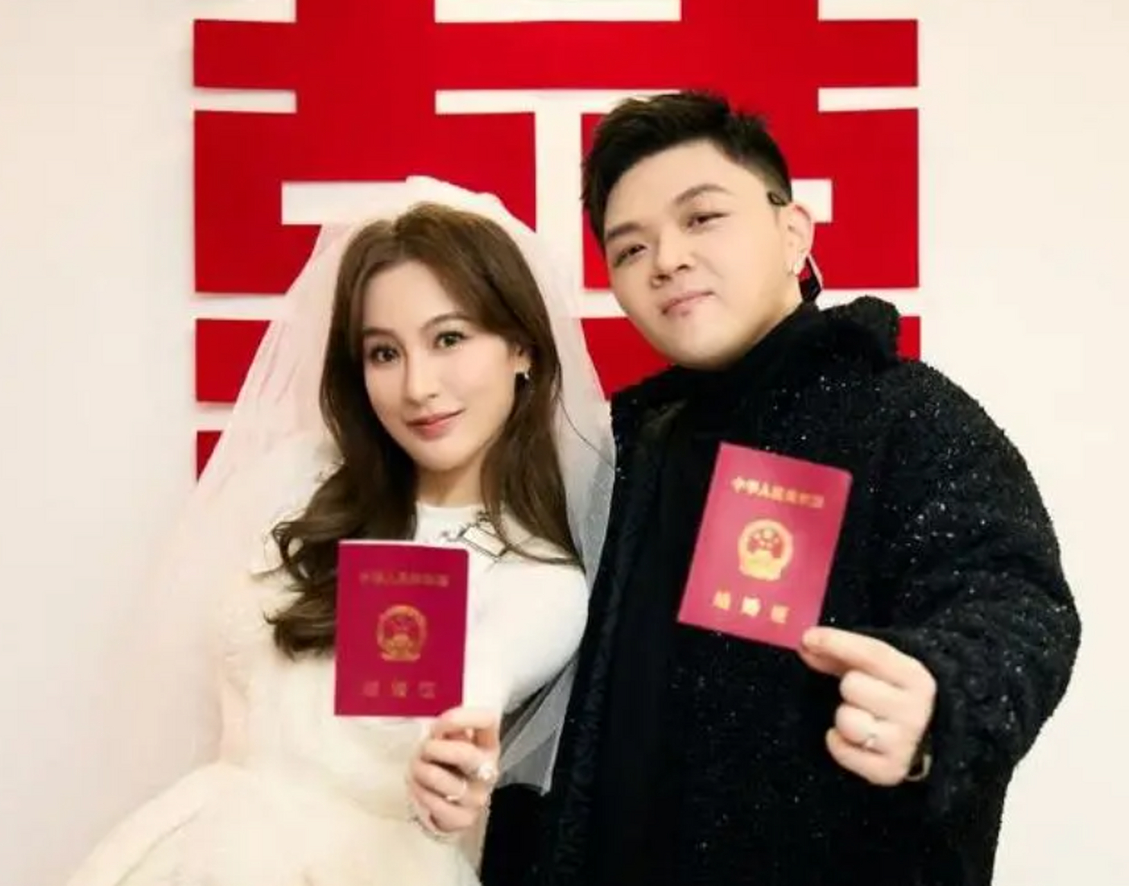 艾福杰尼为妻子准备鸽子蛋大的钻戒,笑容满面