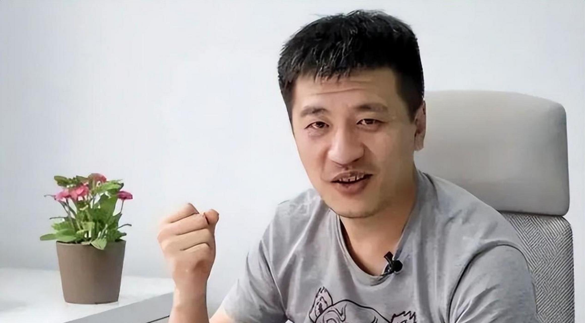 张雪峰在《演说家》中阐述了考研的多重好处,包括提升学历,实现专业