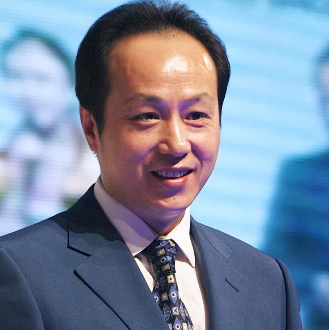 罗京在央视播报25载,深受观众喜爱,却在2009年因病离世.