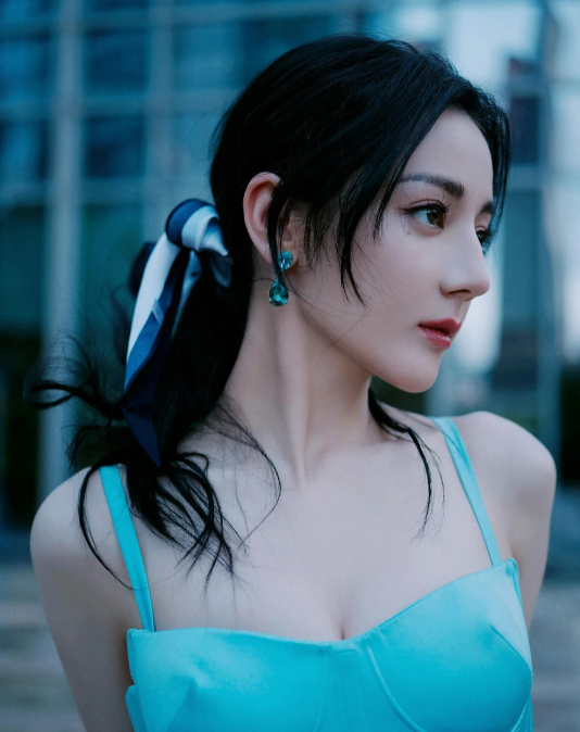 迪丽热巴低胸吊带裙大方秀事业线,黄金腰臀比展露无遗