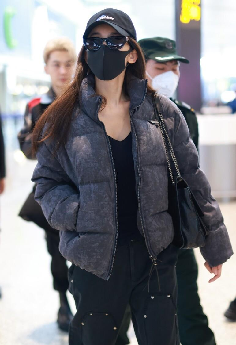 古力娜扎最近机场街拍,演绎黑色羽绒服穿搭,穿出低调时尚美