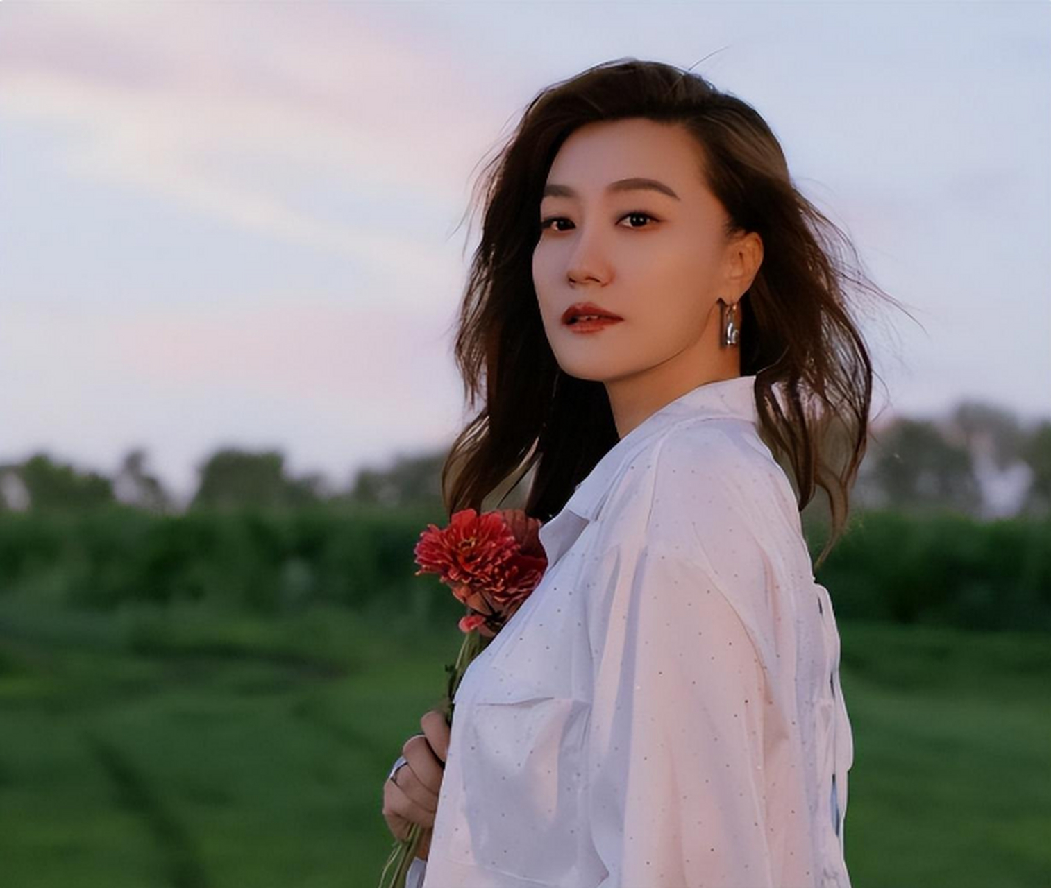 谭晶,一个在娱乐圈中独特而坚韧的存在,她的奋斗历程充满坎坷与努力.