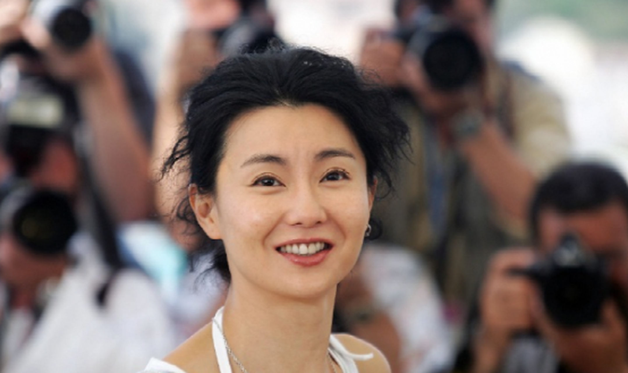 张曼玉在戛纳红毯上以跨栏背心等独特装扮惊艳亮相,突破传统束缚,展现