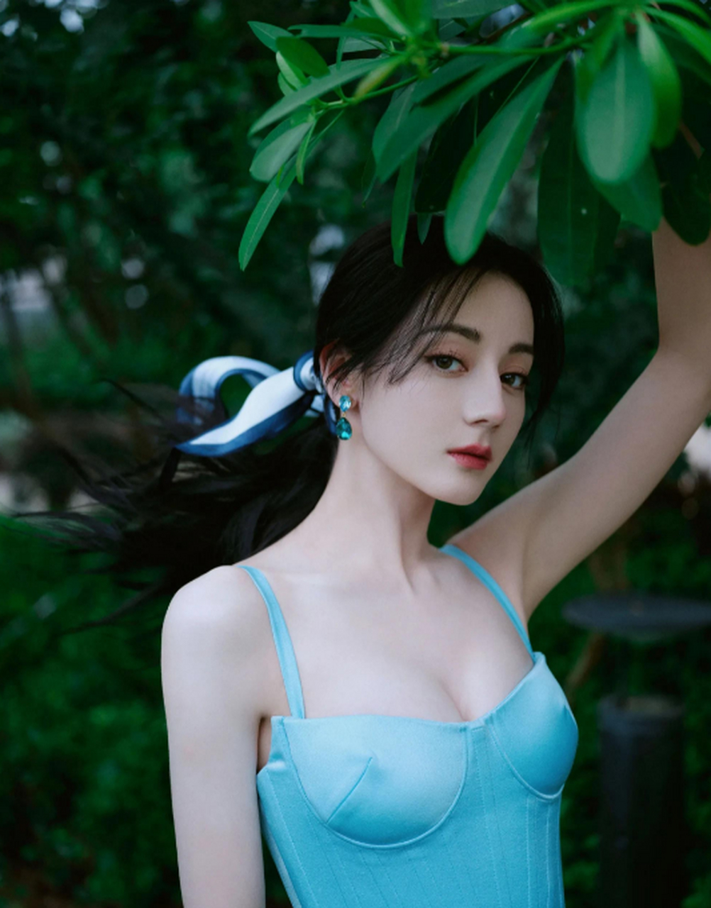 迪丽热巴低胸吊带裙大方秀事业线,黄金腰臀比展露无疑,这个角度看简直