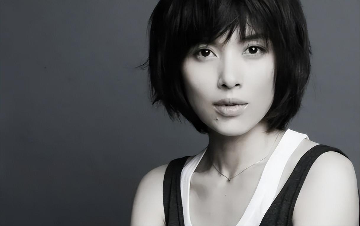 靳东二婚妻子原来是她,气质不输江珊,怪不得结婚13年恩爱如初!