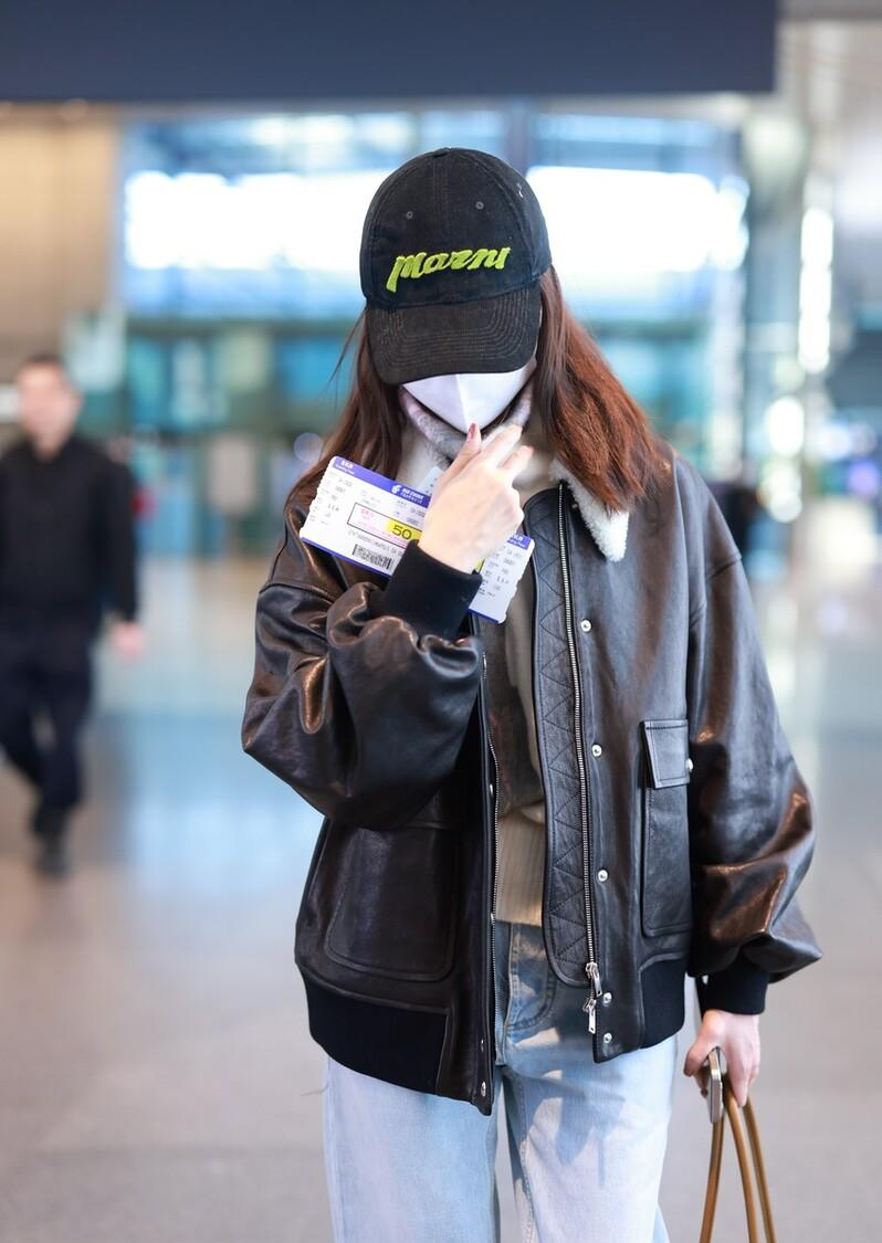 董洁在上海机场被偶遇,机场街拍演绎黑色皮衣穿搭,又帅又酷又飒