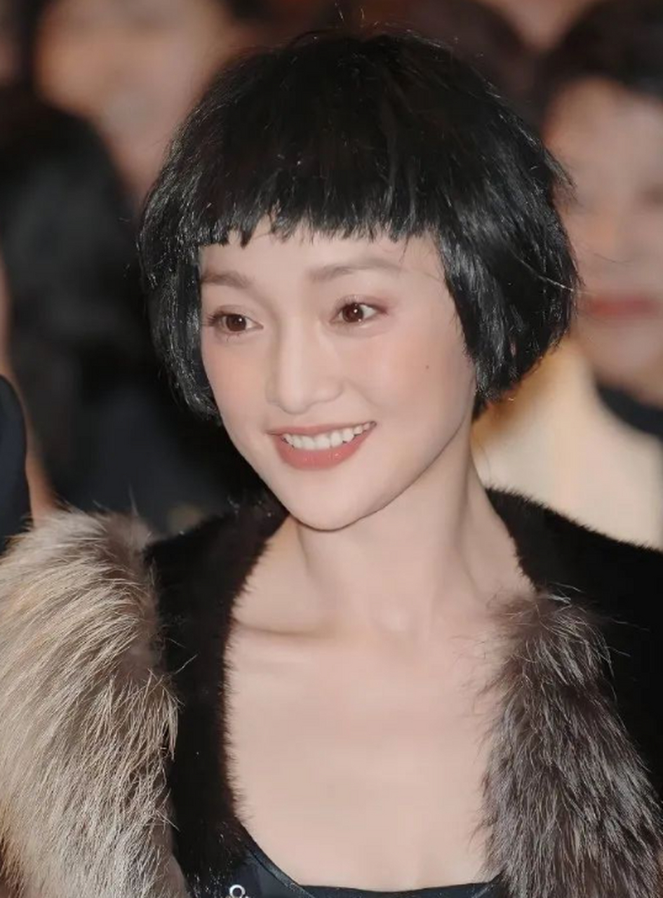 周迅在时尚领域独具匠心,短发造型令人惊艳,注重整体风格的统一性