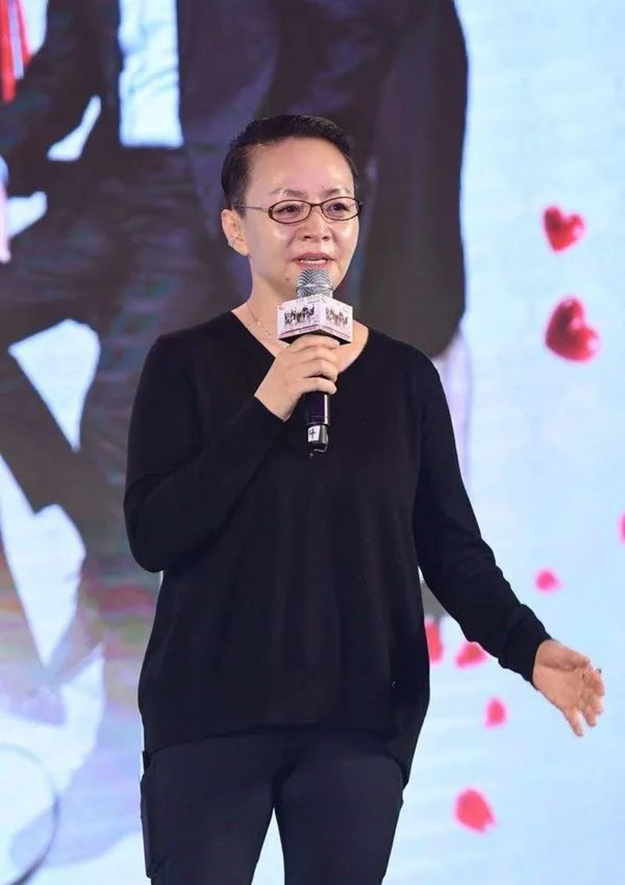 宋丹丹,62岁,却保持着迷人的身姿,用穿搭艺术展现时尚无关年龄的理念.