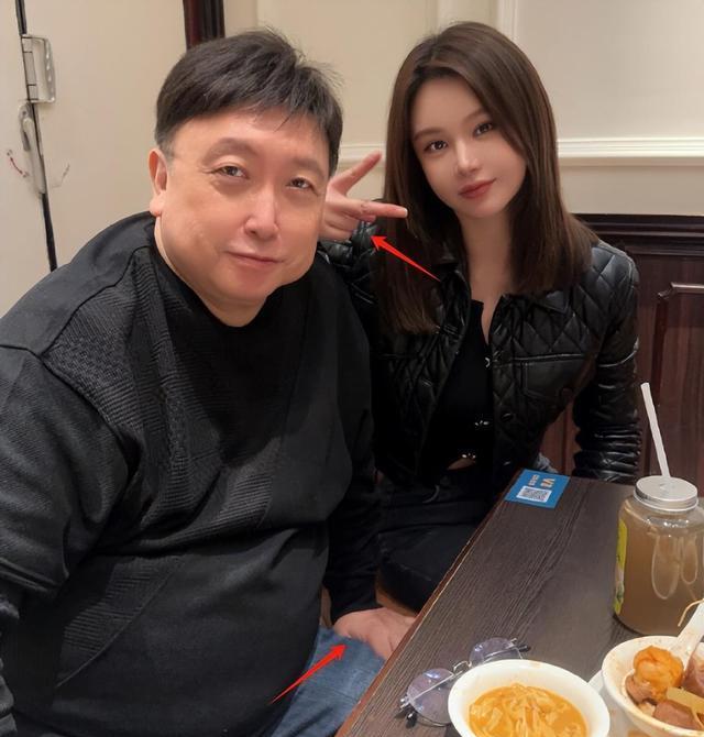 女星邱意浓和王晶再同框,搭肩膀比耶不避嫌,已拿男方9部资源