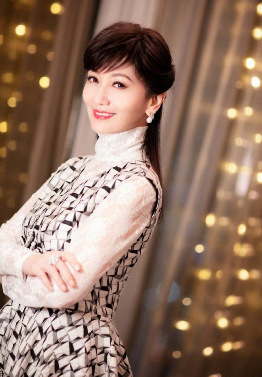 赵雅芝以健康生活方式,时尚穿搭和仪态端庄抗衰老,成为不老传奇.