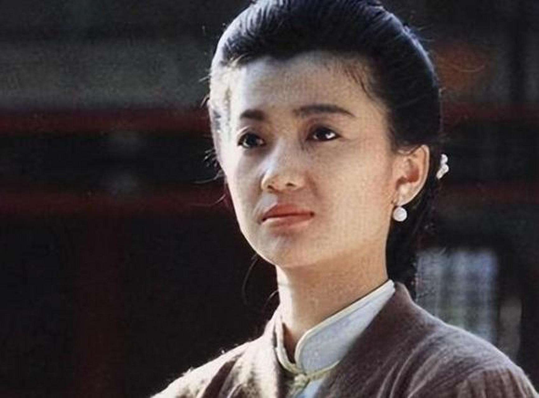 王玉玲是一位因《婉君》而走红的女演员,她的演艺生涯充满了坎坷与