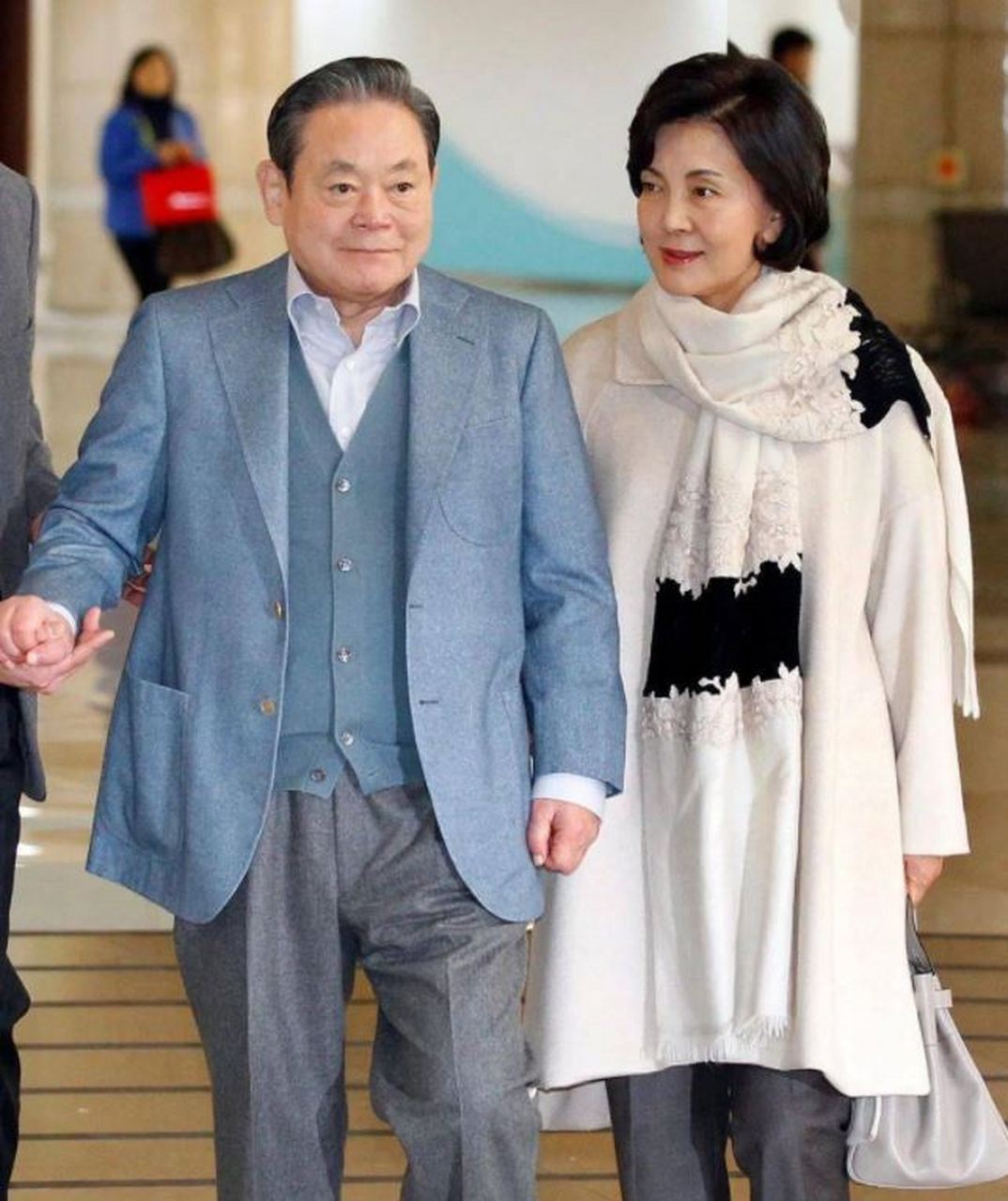 洪罗喜是李健熙的妻子,在家庭和商业中都展现出了非凡的能力.