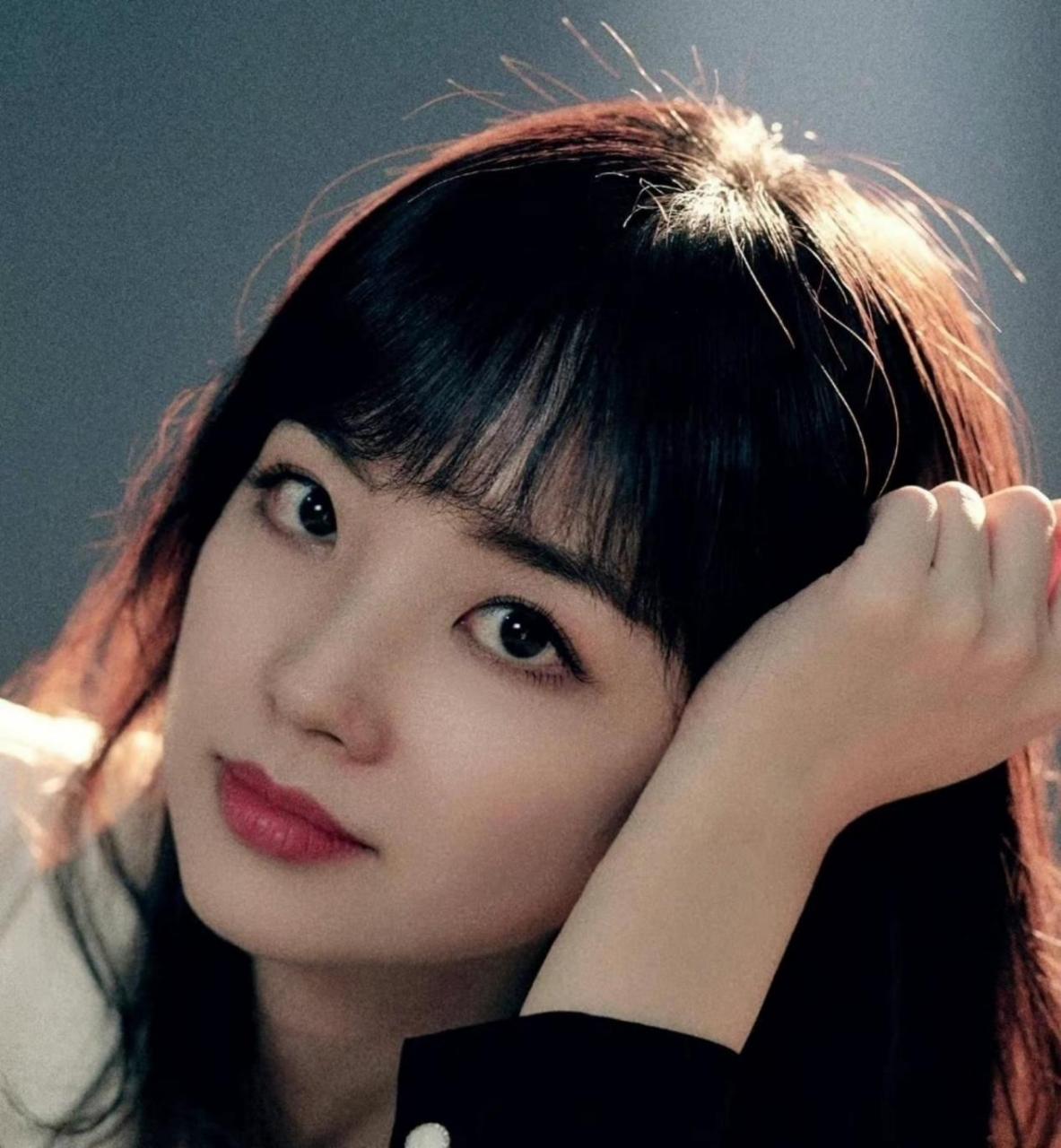 央视美女主持人王冰冰在1月4日凌晨告别2022年,晒出多张工作照片,引发