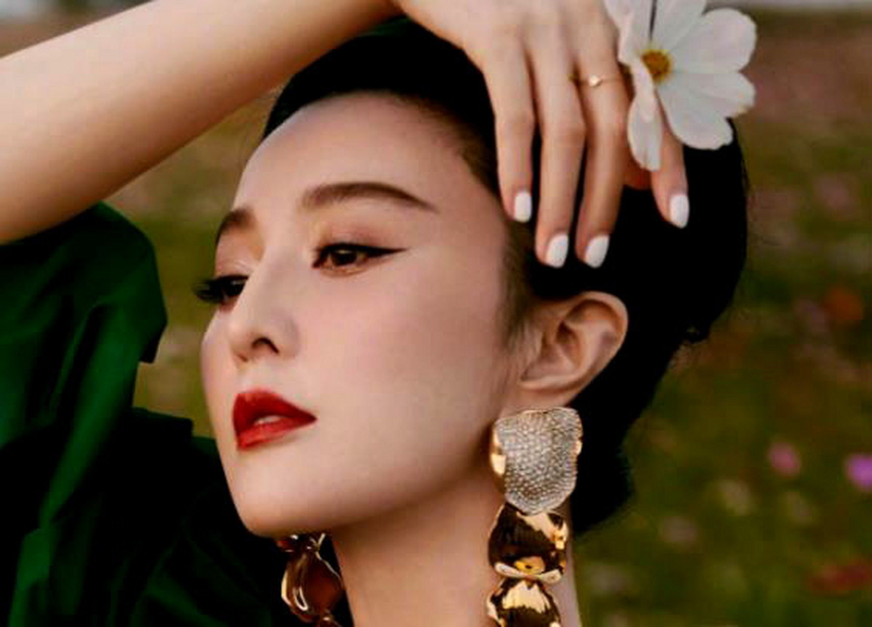 范冰冰在《金大班》中饰演的金兆丽是一朵在风尘中婀娜多姿的花朵,她