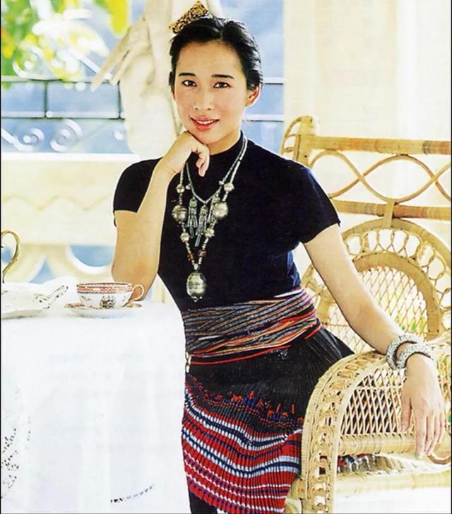 朱玲玲现身说法,65岁了还能避免大妈感,不烫老年头,不穿老年装