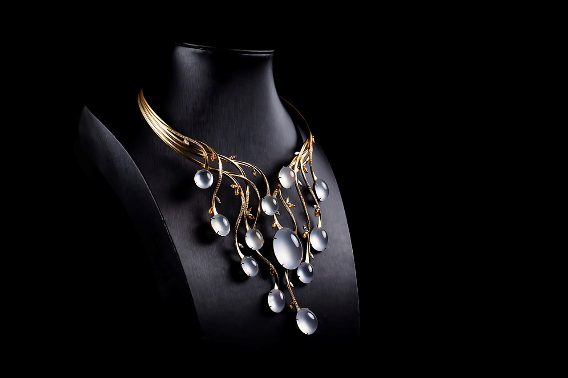 珠宝的璀璨光泽无论在休闲或正式场合都能锦上添花.