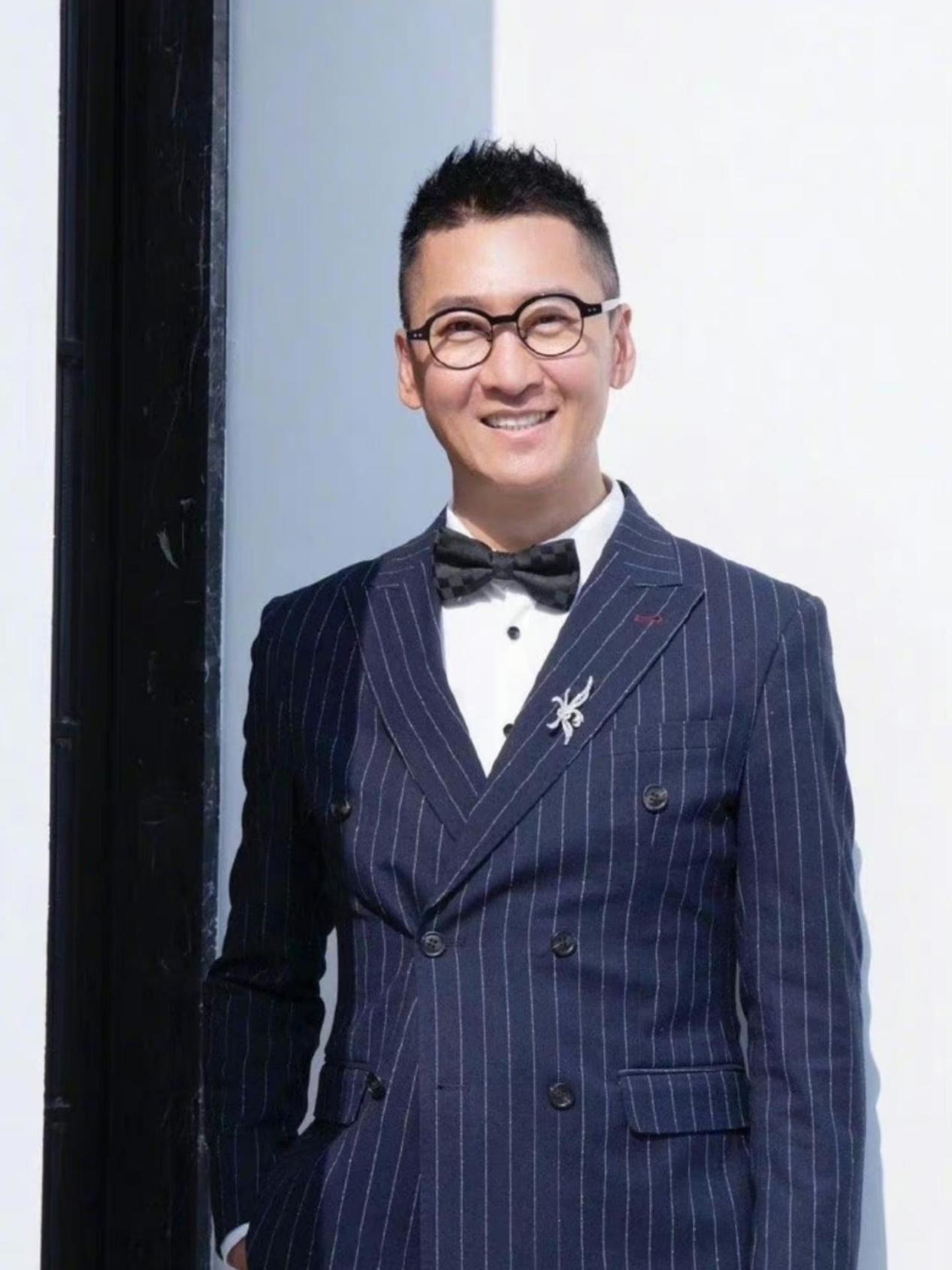 "尔康"周杰再惹争议,炮轰飞机拖鞋是浪费,不环保浪费钱还脚臭