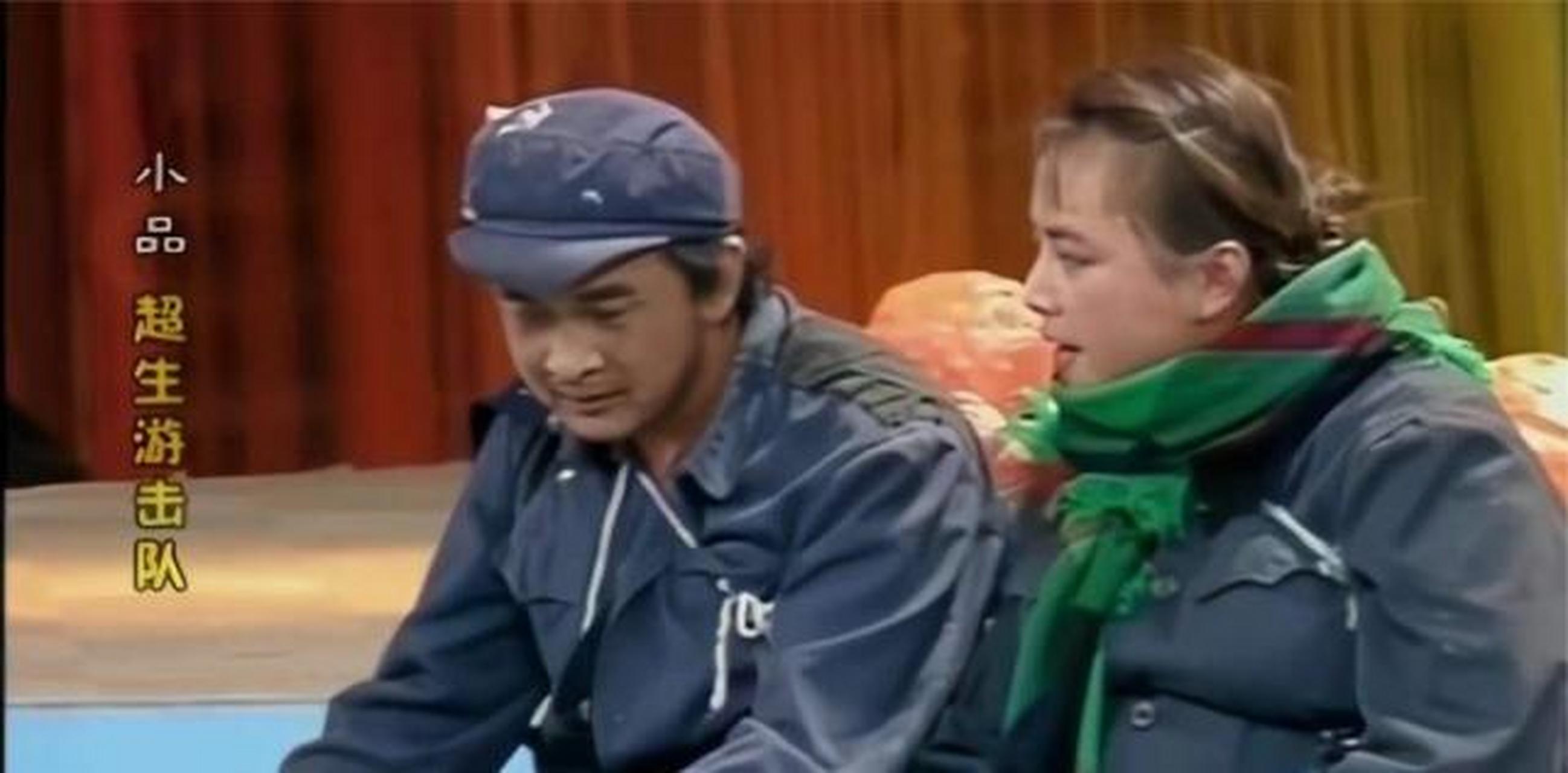 超生游击队公演中遭遇技术故障,舞台陷入黑暗.