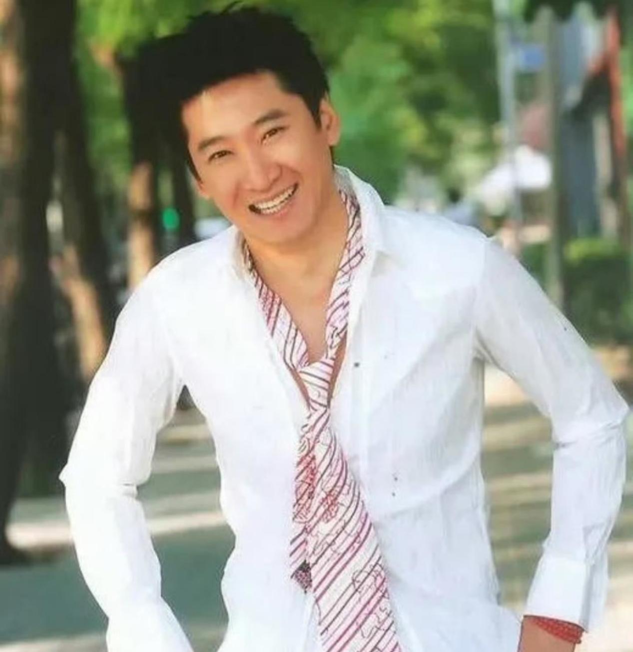 "尔康"周杰再惹争议,炮轰飞机拖鞋是浪费,不环保浪费钱还脚臭