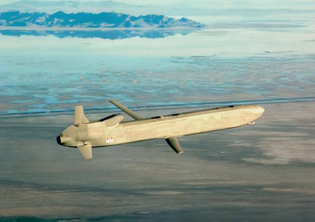 agm-86巡航导弹:2.5米精度,军事界的利剑!