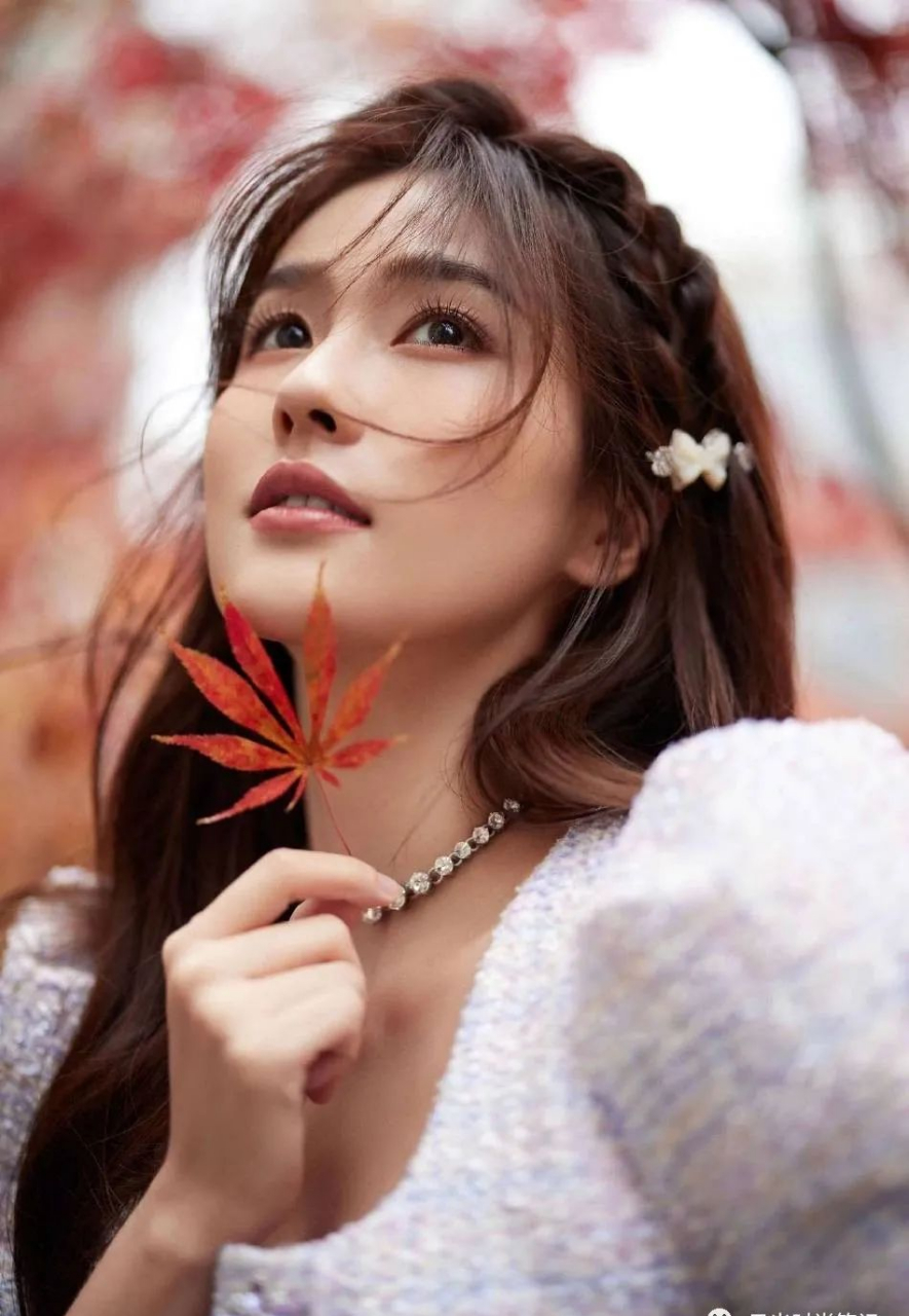 白鹿作为2023年的新晋女歌手,以甜美动听的歌声和出色的舞台表现力