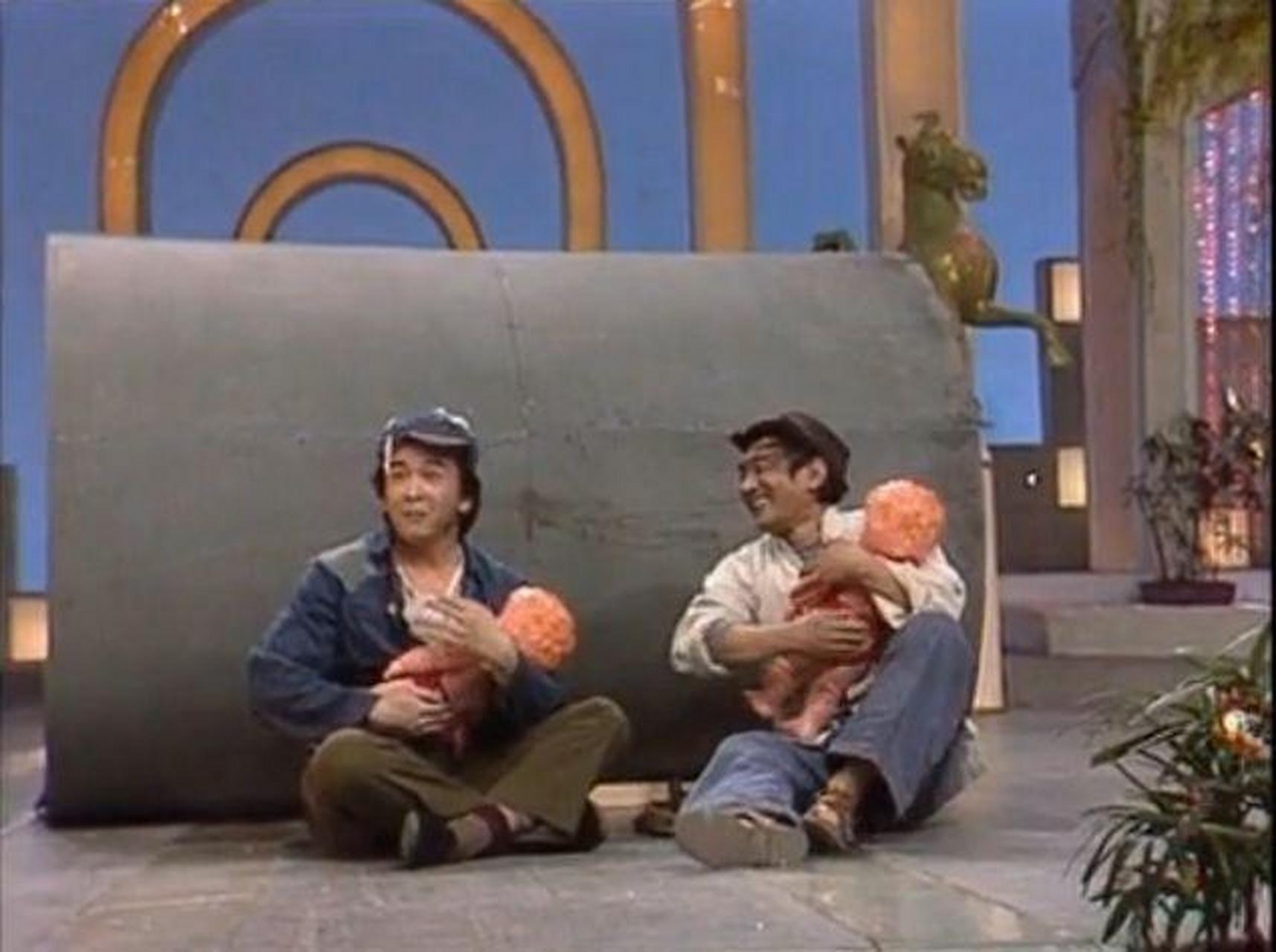 超生游击队公演中遭遇技术故障,舞台陷入黑暗.