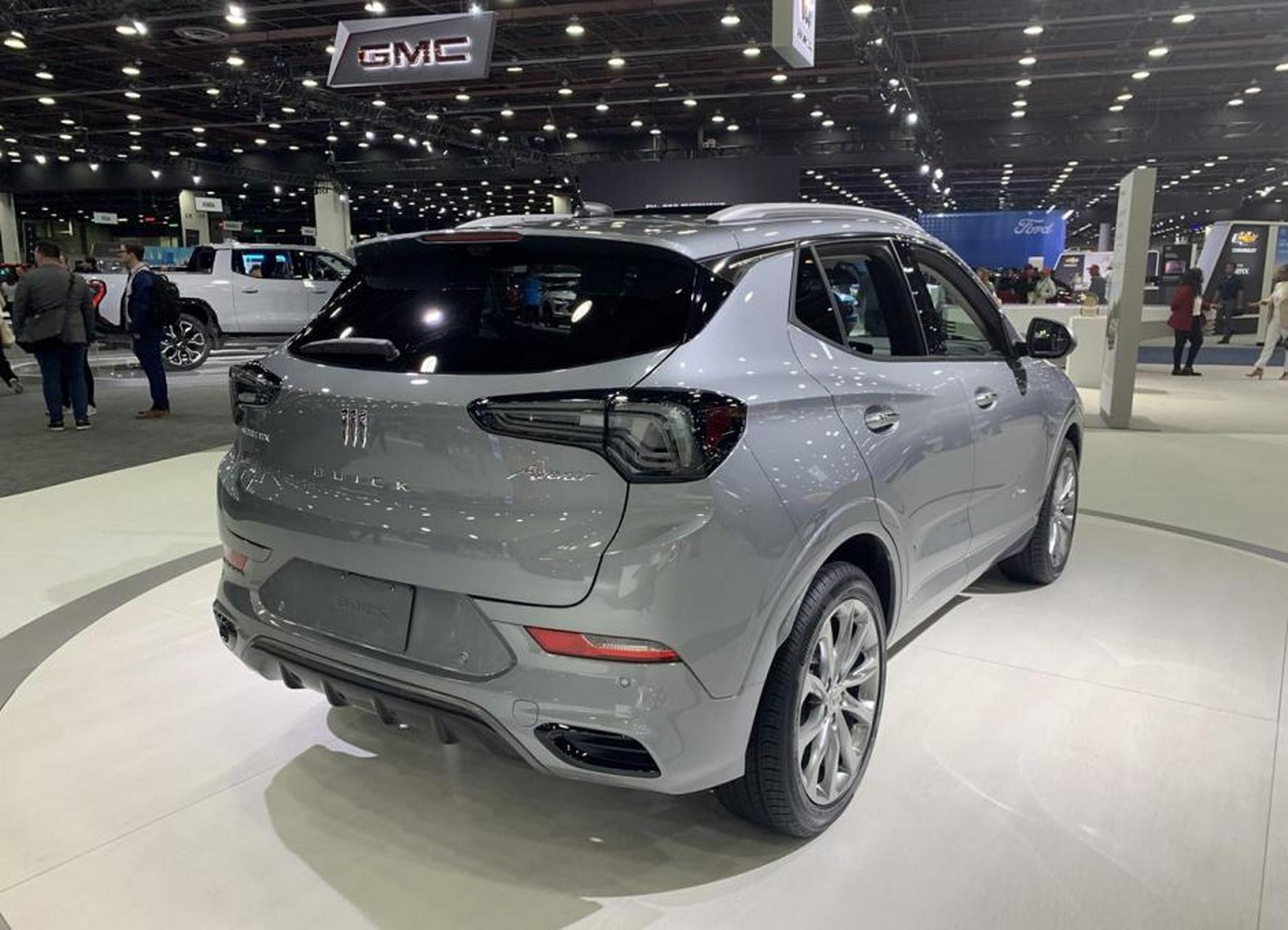 别克昂科拉gx亮相,定位紧凑型suv,分为豪华版avenir和运动版st两个