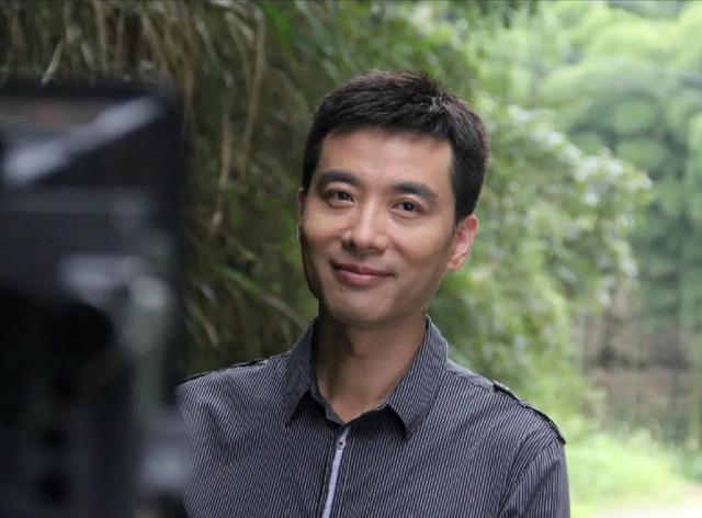 郭志坚:央视工作25年,儿子12岁出书,妻子身份低调
