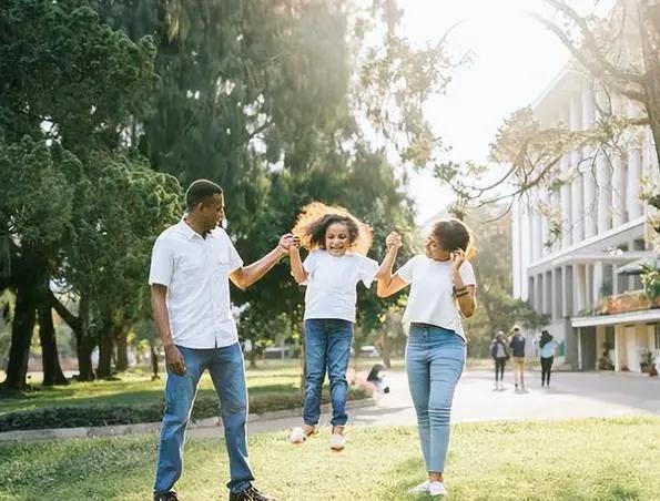 国庆节放假,带孩子出去玩,担心当众撒泼打滚怎么办?
