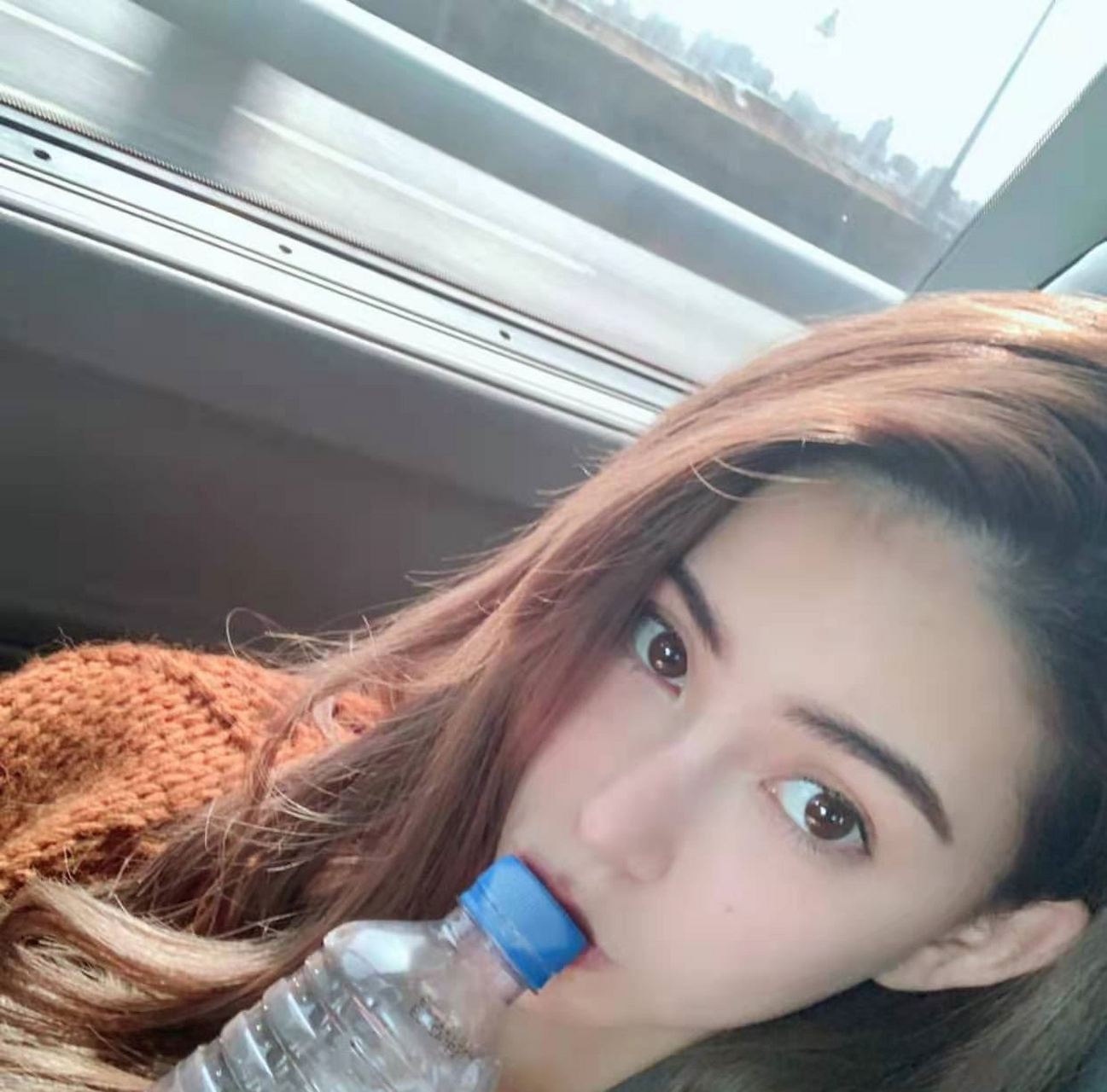 昆凌虽为周杰伦的妻子,仍全身心投入工作,展现出拼搏和奉献精神.