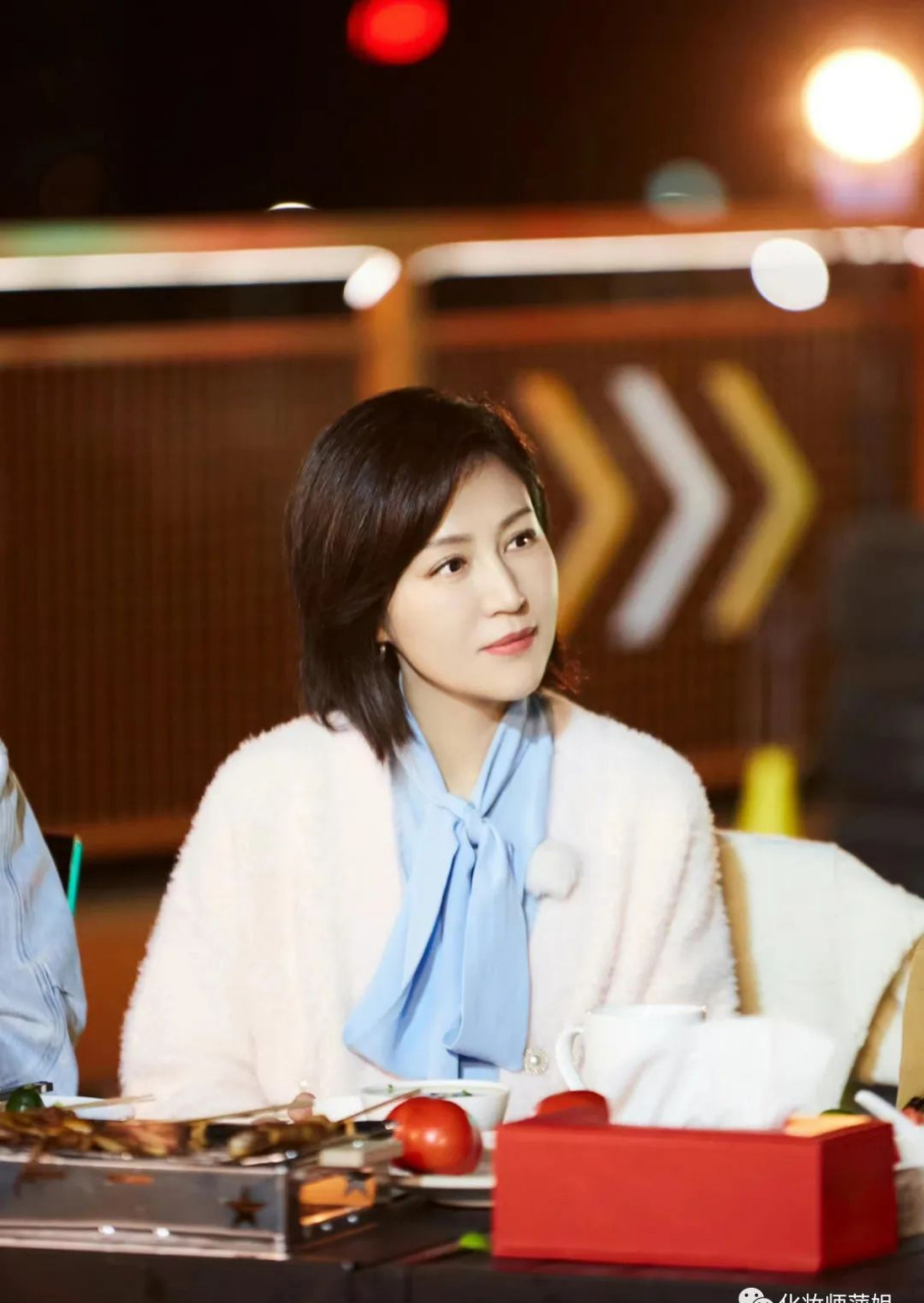 鲍蕾,知名演员陆毅的妻子,在时尚界备受瞩目.