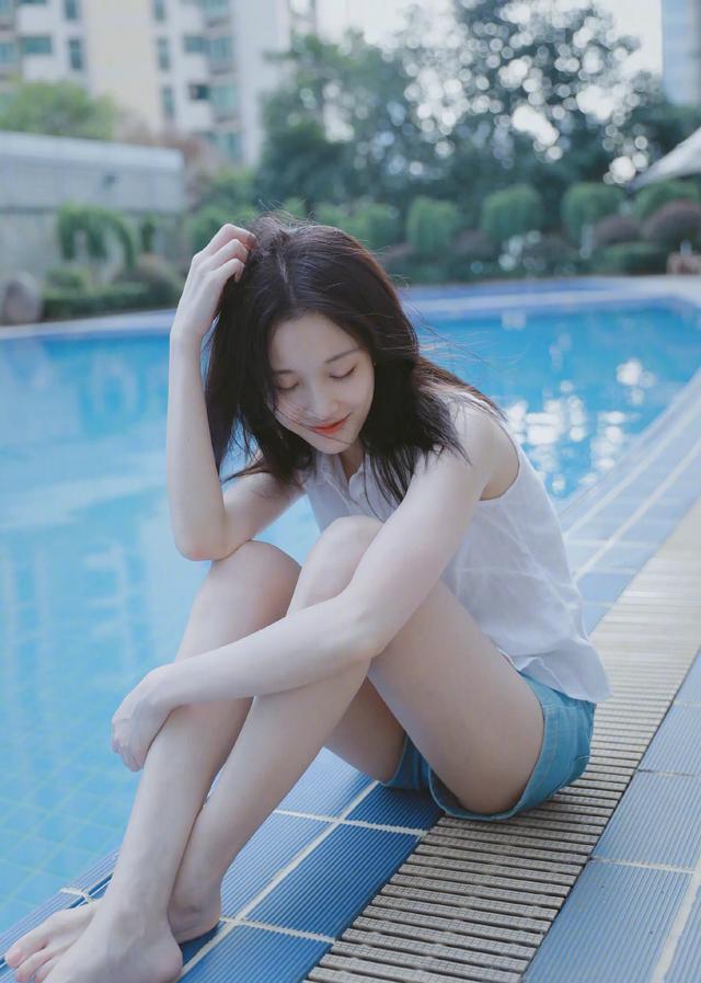 光脚女神张慧雯,网友:太美了!