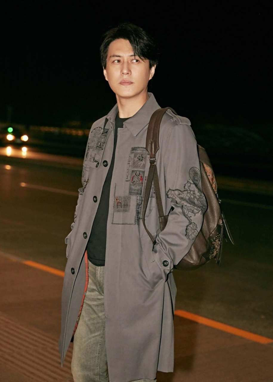 靳东晒出家庭聚会照片,展示时尚品味.