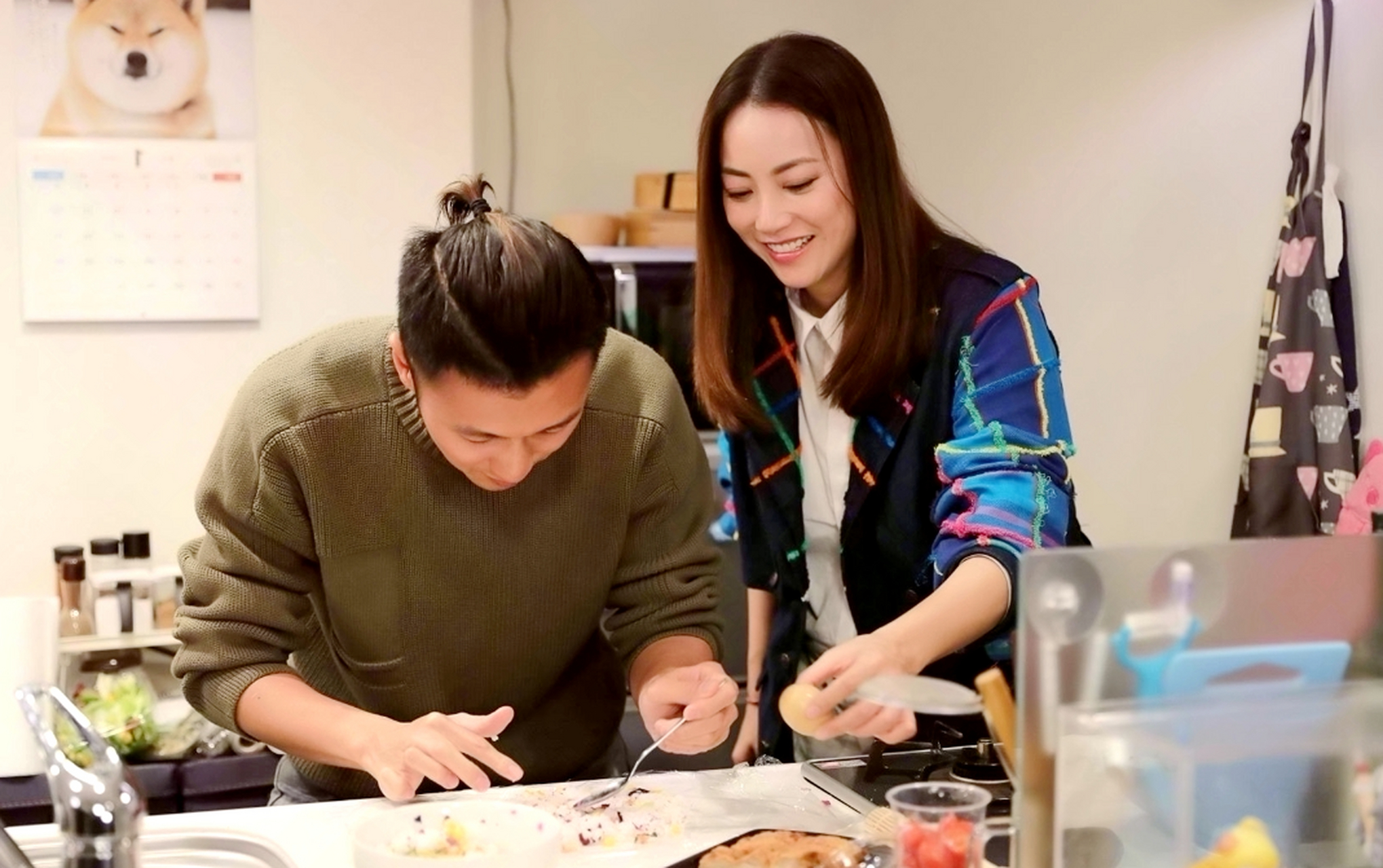 某大咖女星霍汶希掌握着50位明星的命运,与谢霆锋关系成谜,25年持续