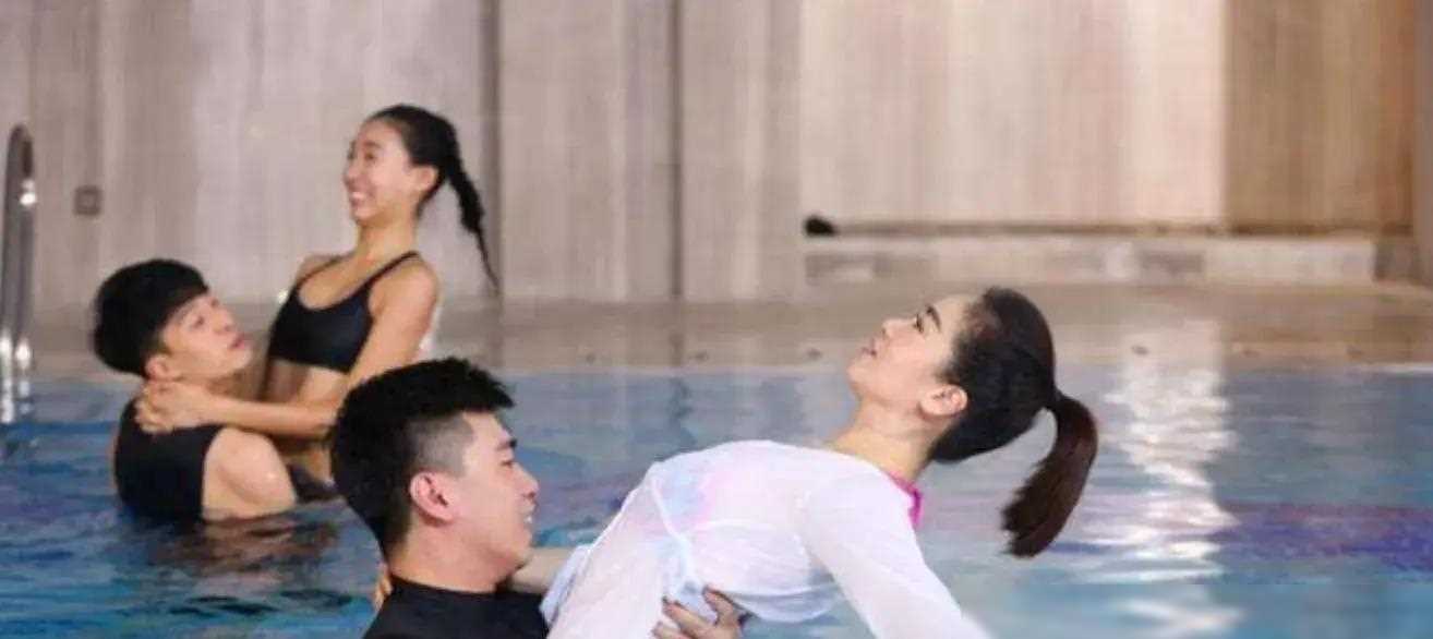 左小青穿泳装下水照迷晕众人,网友:真心动了!实在太好看了