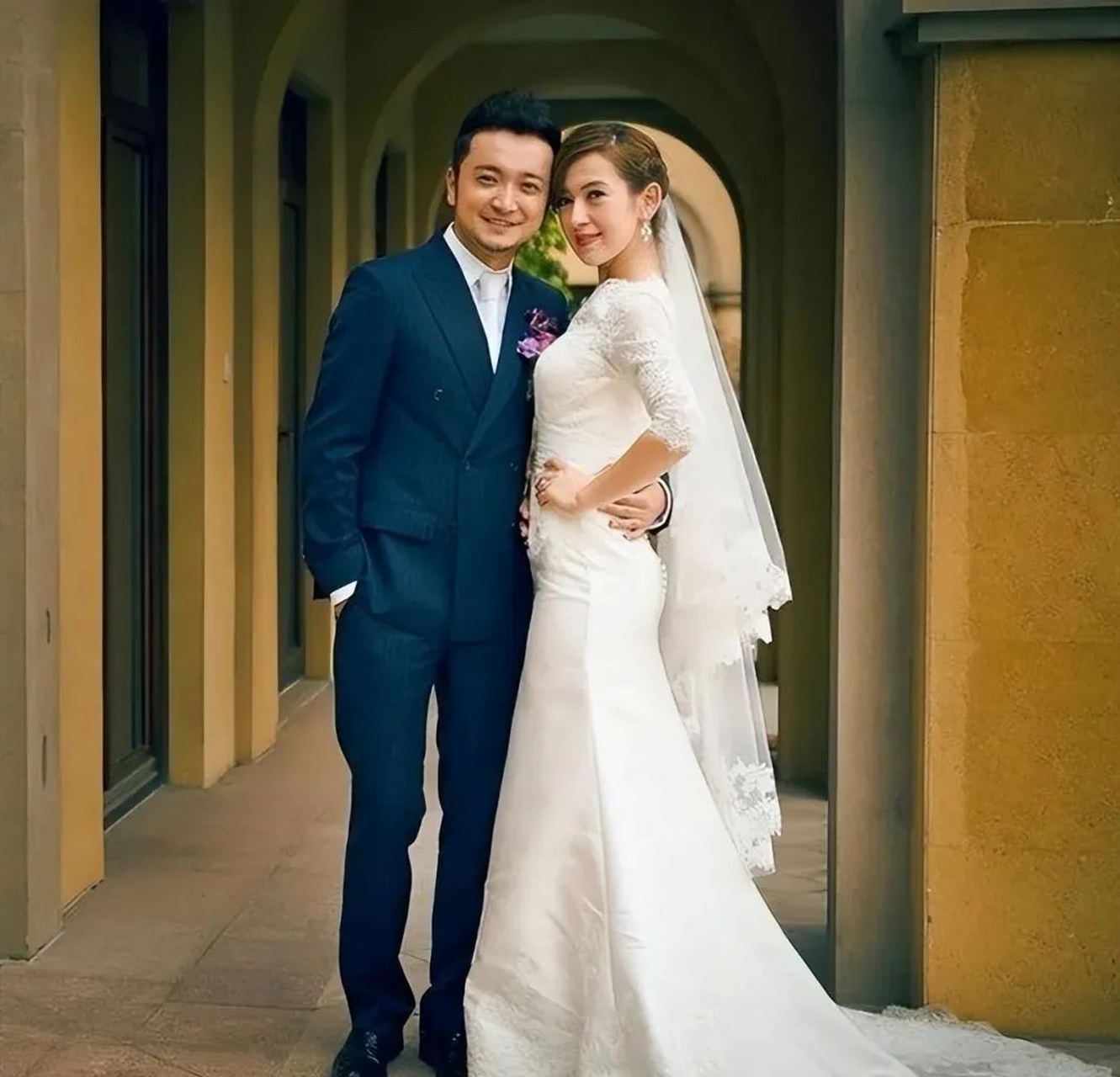 帕夏古丽·都鲁坤,维族人,作为尼格买提的妻子,她的穿搭深受人们喜爱.