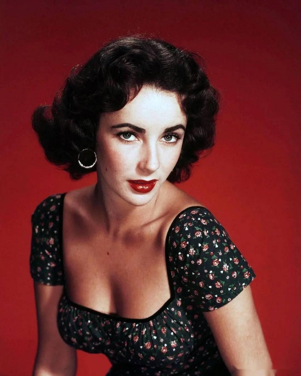 伊丽莎白·泰勒是一位英国裔美国电影女演员,被广泛认为是历史上最