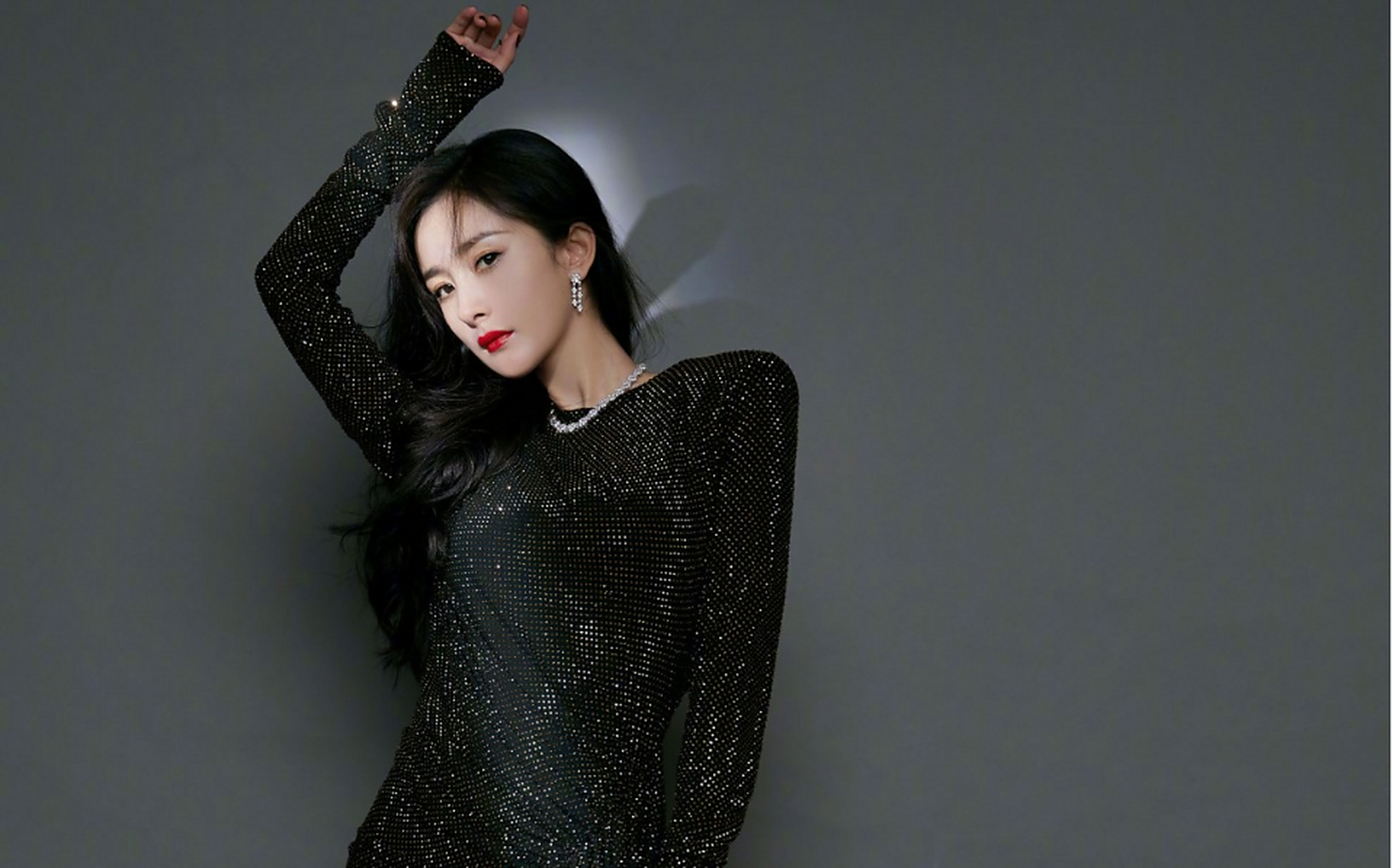 摘要:杨幂越老越美,火辣造型惊艳全场.