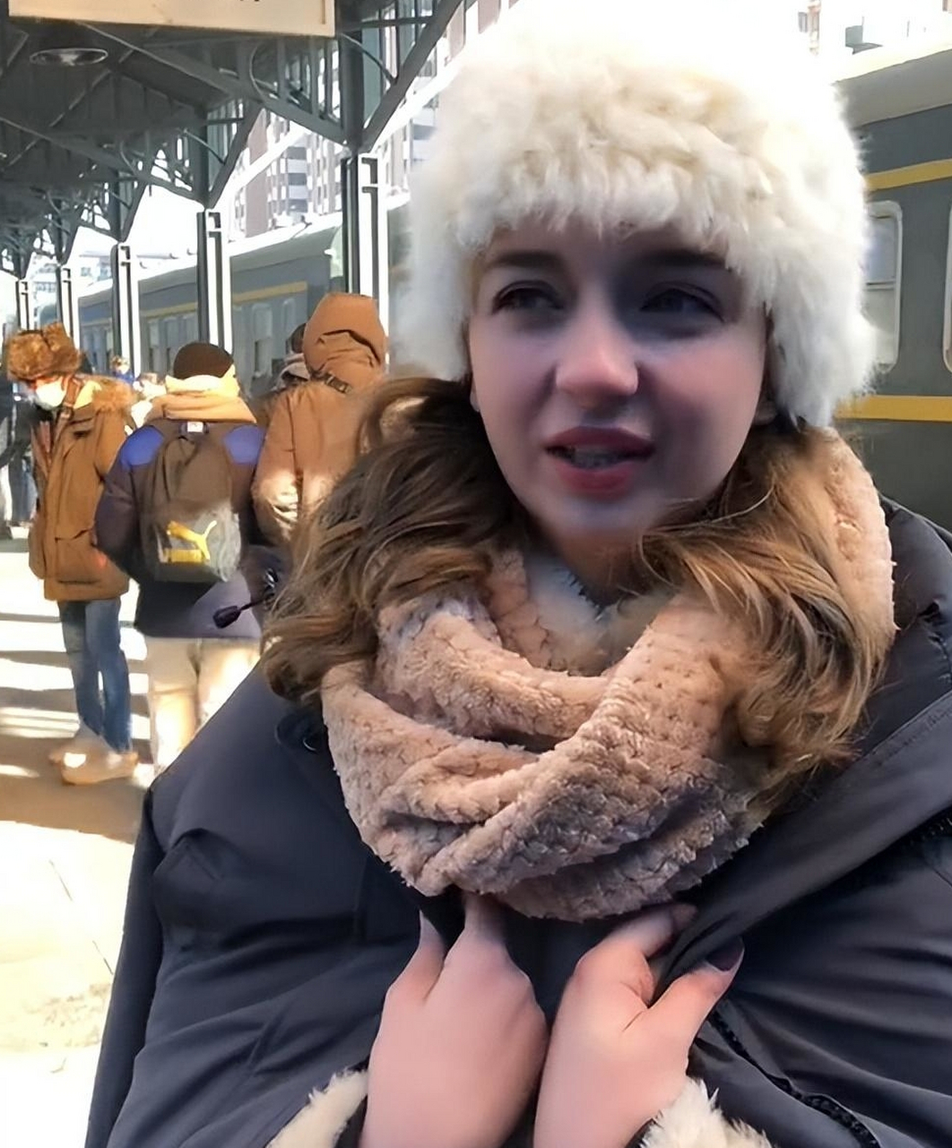 17岁的俄罗斯美女伊拉与大11岁的东北男演员宋俊龙因学英语结缘,展开