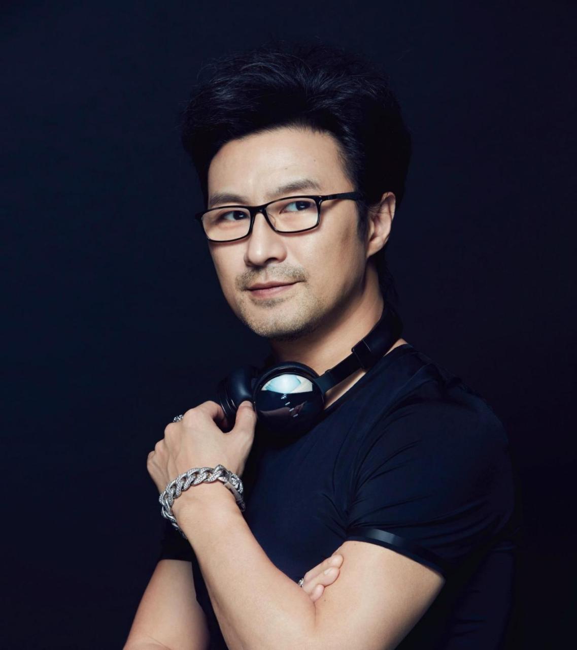 八月,音乐圈热闹非凡,汪峰新专辑备受瞩目.