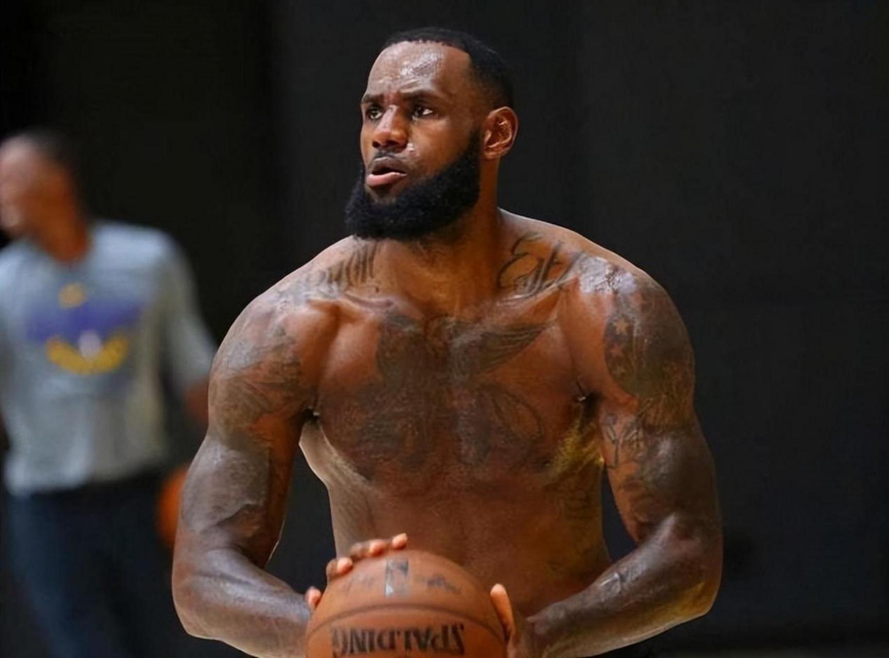 摘要:詹姆斯,阿隆·戈登,罗宾逊,威少和霍华德都是拥有出色肌肉状态的