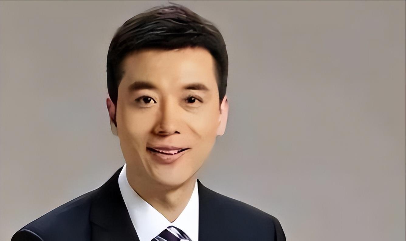 央视的最帅国脸:郭志坚与老婆恩爱无绯闻,12岁天才儿子出书了