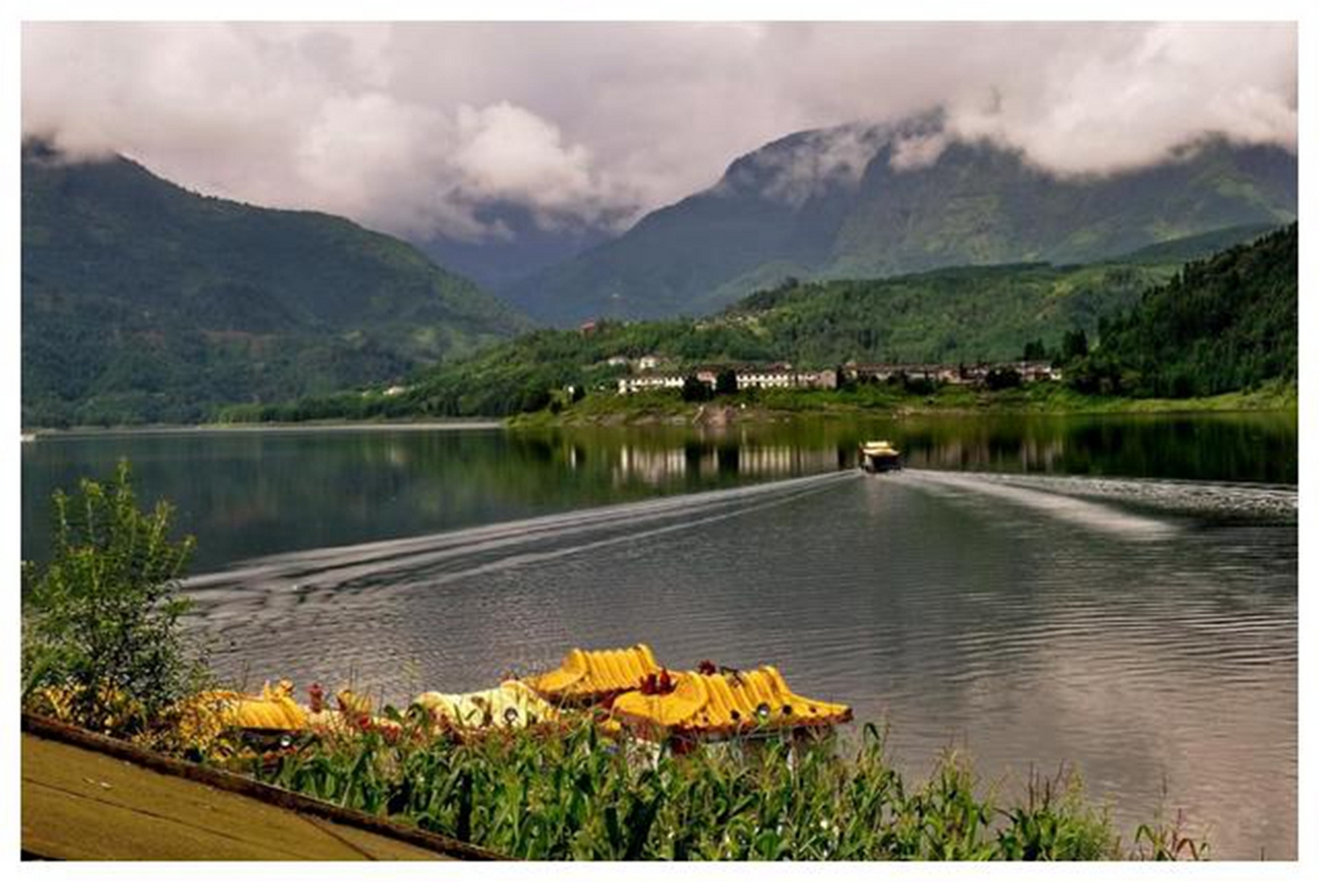 雅女湖是四川省一处绝美湖景,免费开放,风景堪比杭州西湖.